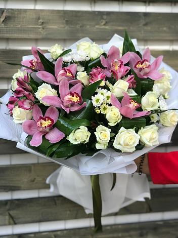 Букет цветов из: Розы и Хризантемы в Алмазном