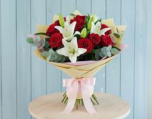 Букет цветов из:  Лилии и Розы в Алмазном