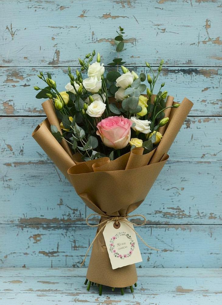 Букет цветов из: Розы и Лизиантусы в Алмазном