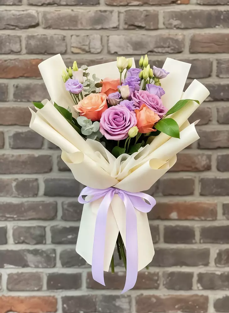 Букет цветов из: Лизиантусы и Розы в Алмазном