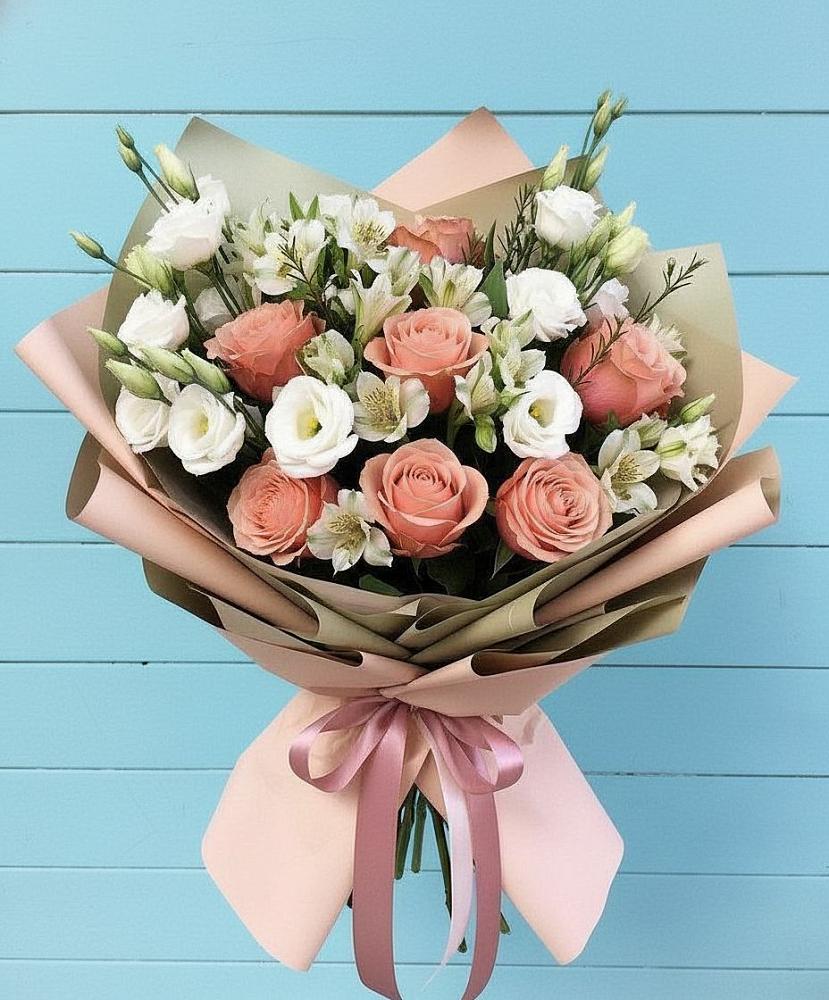 Букет цветов из: Розы, Альстромерии и Лизиантусы в Алмазном