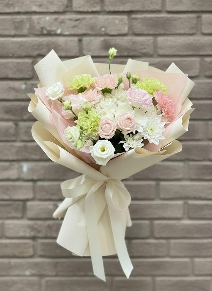 Букет цветов из: Гвоздики, Розы, Лизиантусы и Хризантемы в Алмазном