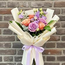 Букет цветов из:  Лизиантусы и Розы в Алмазном