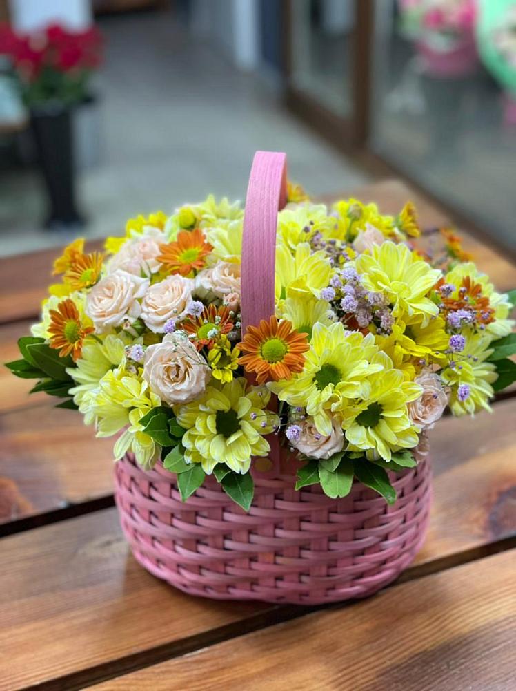 Цветочная композиция из Хризантемы и Розы в корзине в Алмазном