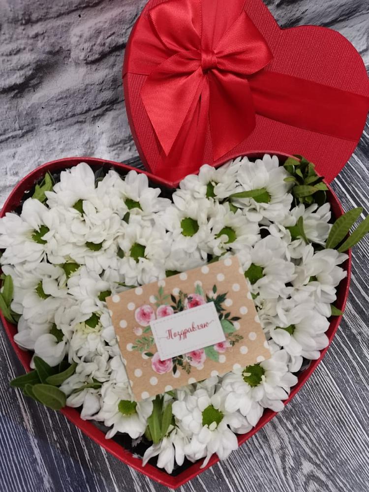 Цветочная композиция из Хризантемы в виде сердца в Алмазном