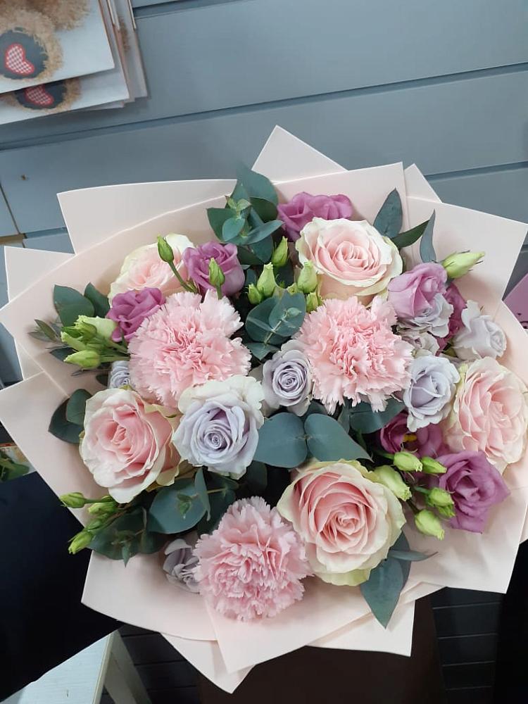 Букет цветов из: Розы, Гвоздики и Лизиантусы в Алмазном