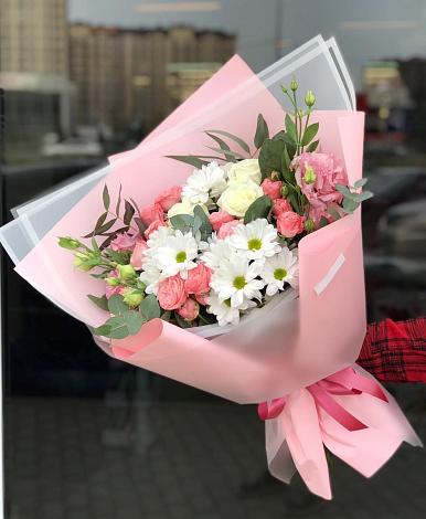 Букет цветов из: Розы, Лизиантусы и Хризантемы в Алмазном