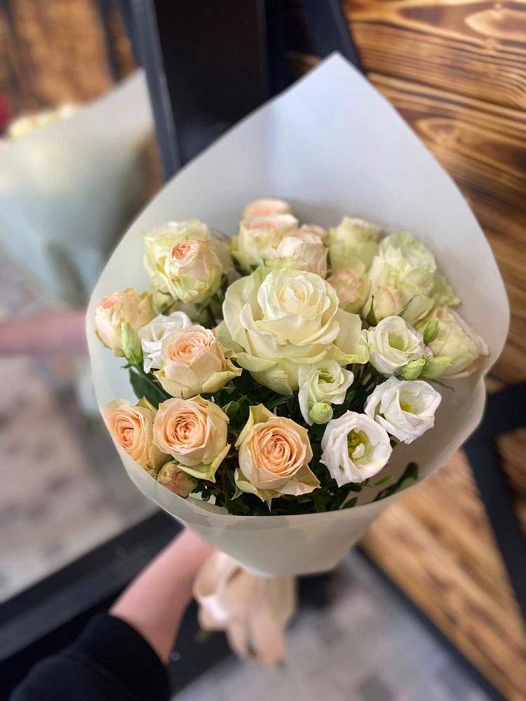 Букет цветов из: Розы и Лизиантусы в Алмазном